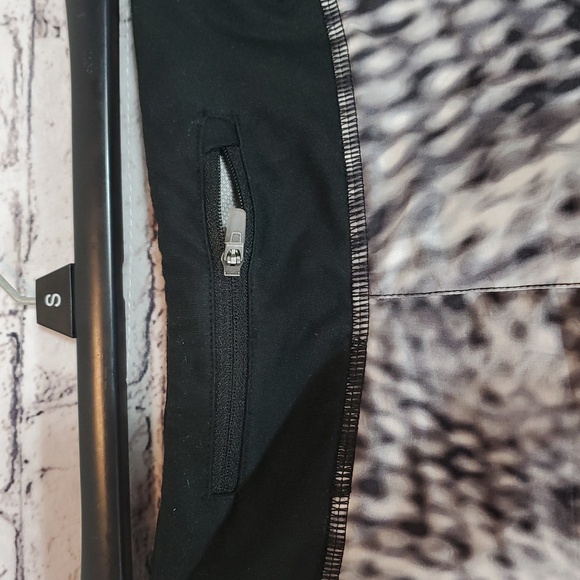 Nike Dri-Fit Women's Black and Gray Patterned Running Shorts Size L - Picture 5 of 7